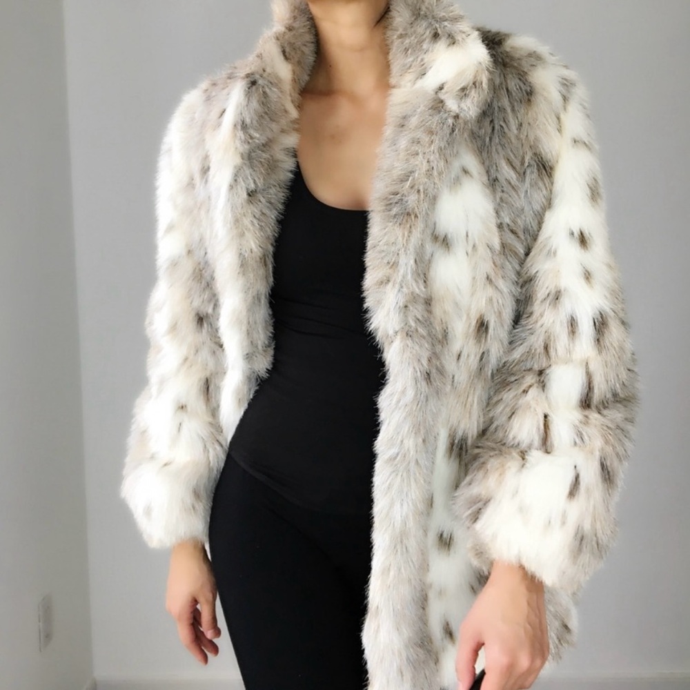 VINTAGE DONNY BROOKS FAUX FUR COAT
Excellent condition. Fully lined. Made in USA - Picture 6 of 8